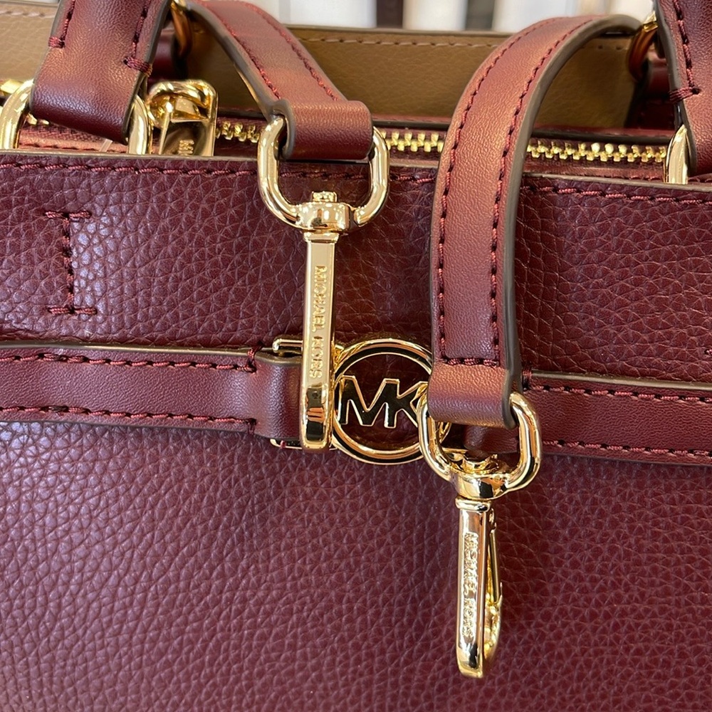 Michael Kors Reed Small Satchel Crossbody Center Zip Bag
Color: OXBLOOD
NWT - Picture 4 of 16